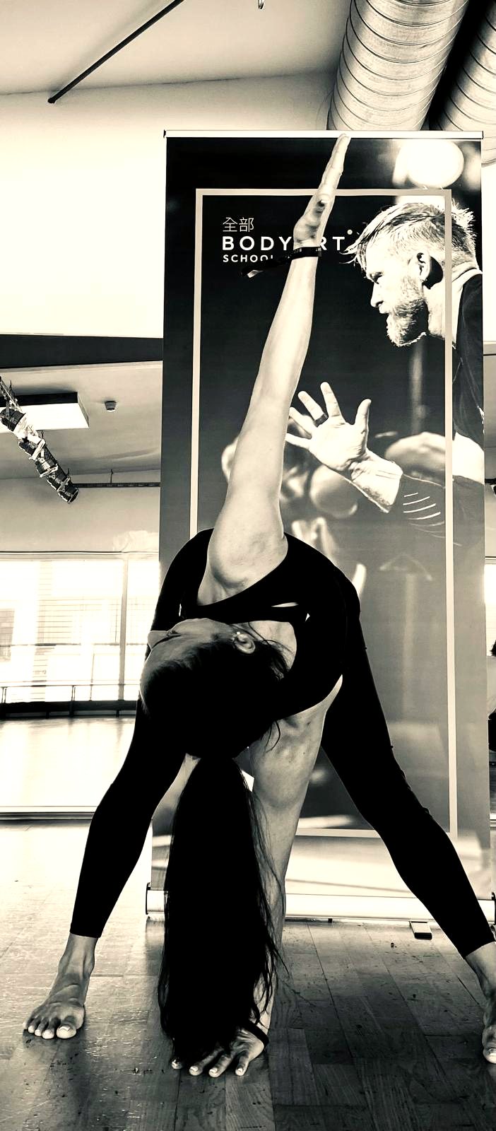 Fließende Bodyart-Bewegung im Studio