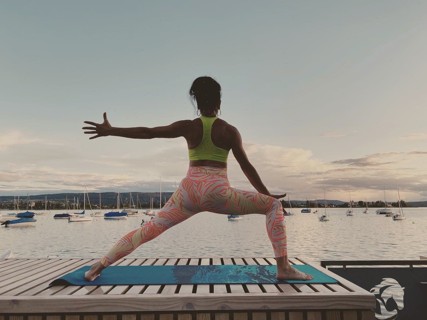 Bodyart-Haltung auf einem Steg am Bodensee bei Sonnenuntergang