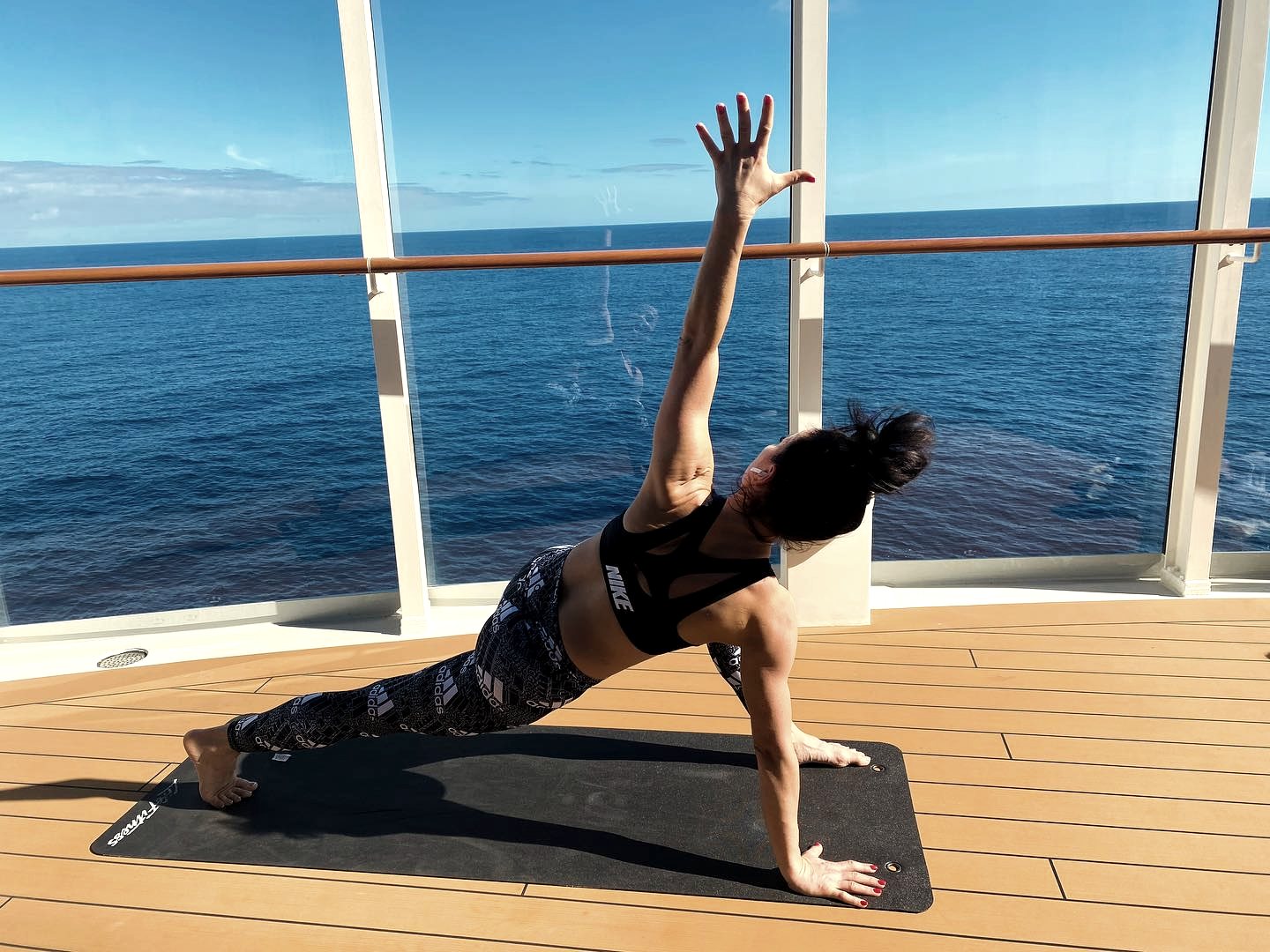 Miriam Hengst in einer Bodyart-Position mit Blick aufs offene Meer
